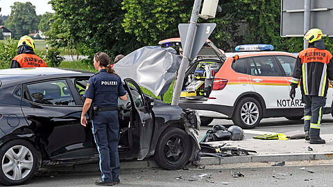 Die Bilder vom Verkehrsunfall auf der Bundesstraße 12 bei Hohenlinden.