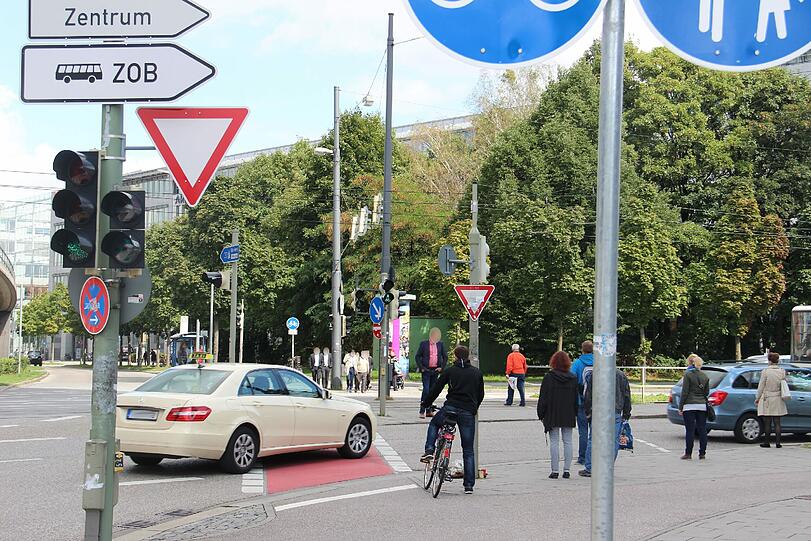 Gefährliche Stelle: Rechtsabbieger und geradeausfahrende Radler haben gleichzeitig grün.