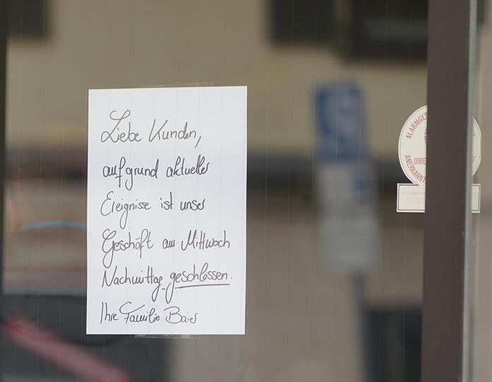 Diesen Zettel hängten Mitarbeiter des Juweliers ins Fenster.