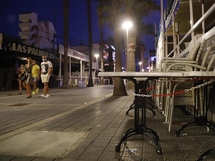 Nach der Schließung der Lokale auf der "Bierstraße" sind nur noch wenige Menschen unterwegs.