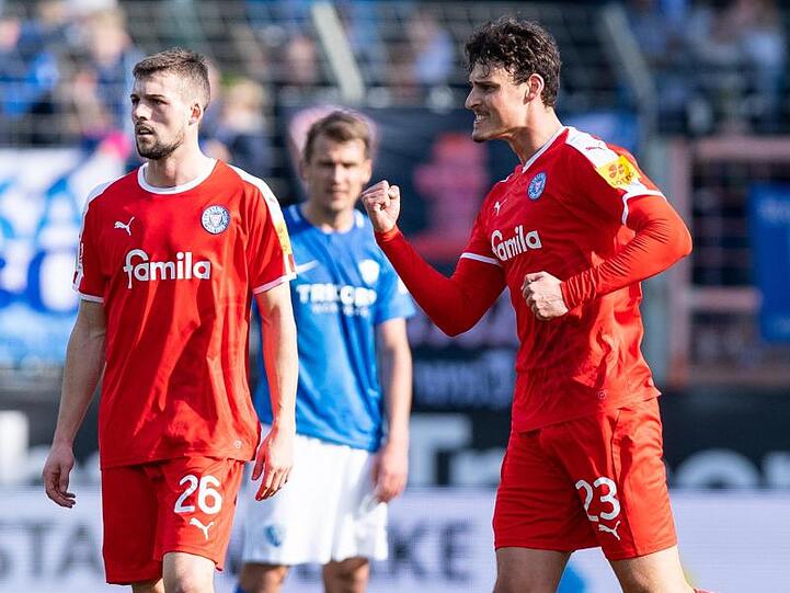 Kiels Janni Serra (r) bejubelt sein Tor zum 2:0 gegen den VfL Bochum.
