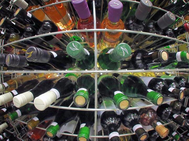 Nach der reichen Ernte im vergangenen Herbst ist es bei der Belieferung von Winzern mit Glasflaschen zu Engpässen gekommen.