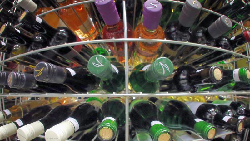 Nach der reichen Ernte im vergangenen Herbst ist es bei der Belieferung von Winzern mit Glasflaschen zu Engpässen gekommen. Nach der reichen Ernte im vergangenen Herbst ist es bei der Belieferung von Winzern mit Glasflaschen zu Engpässen gekommen.