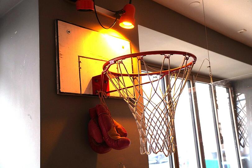 Boxen und Basketball, hier wird keine Disziplin ausgelassen.