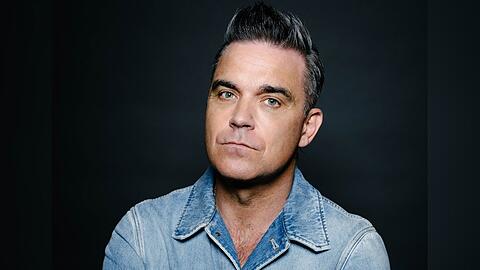 Robbie Williams steht in München auf der großen Bühne.
