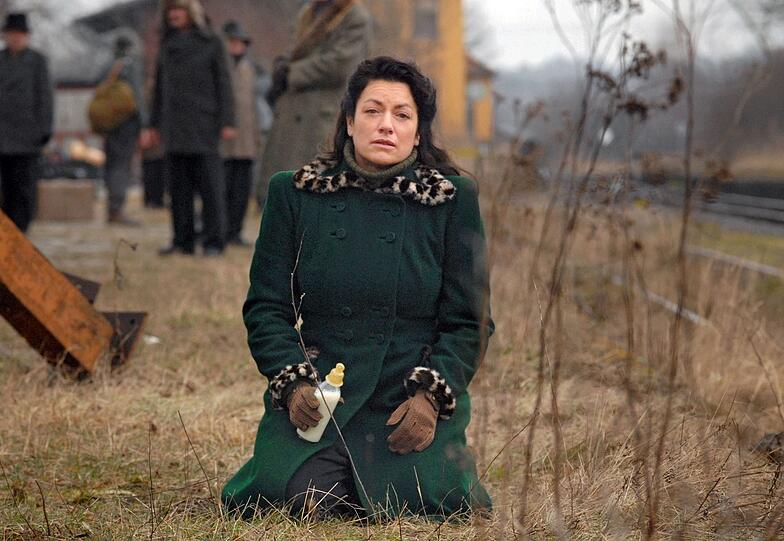 Die verzweifelte Ursula (Christine Neubauer) hat den Zug verpasst. Leider schon an Bord: ihre kleine Tochter Martina.