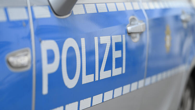Als der 31-Jährige trotz eines bestehenden Wendeverbots wenden will, kracht er in einen Streifenwagen. Als der 31-Jährige trotz eines bestehenden Wendeverbots wenden will, kracht er in einen Streifenwagen.