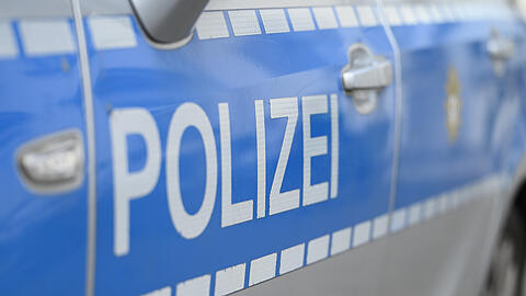 Als der 31-J&auml;hrige trotz eines bestehenden Wendeverbots wenden will, kracht er in einen Streifenwagen.