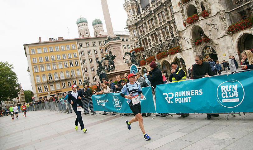 Wo sonst die Touristen zu den Schäfflern raufstarren, sind am Sonntag tausende Sportler vorbeigelaufen.