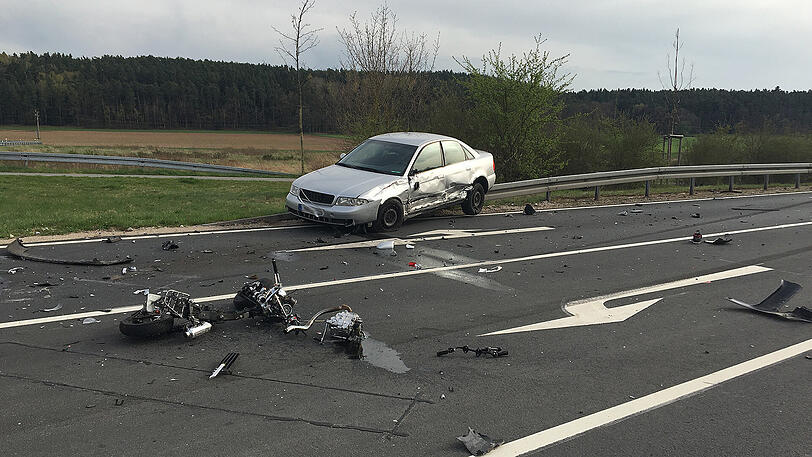 Ein Trümmerfeld auf der Staatsstraße 2245 in Zirndorf: Der Rollerfahrer starb noch vor Ort, der 30-Jährige stieß mit einem Streifenwagen zusammen, der gerade auf Einsatzfahrt war. Die Bilder.