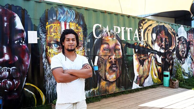 Der Künstler Angel Acevedo Alfaro vor seinem Kunstwerk, das auf Containern vor der Filmhochschule prangt.