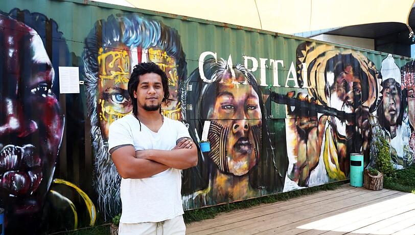 Der Künstler Angel Acevedo Alfaro vor seinem Kunstwerk, das auf Containern vor der Filmhochschule prangt. Der Künstler Angel Acevedo Alfaro vor seinem Kunstwerk, das auf Containern vor der Filmhochschule prangt.