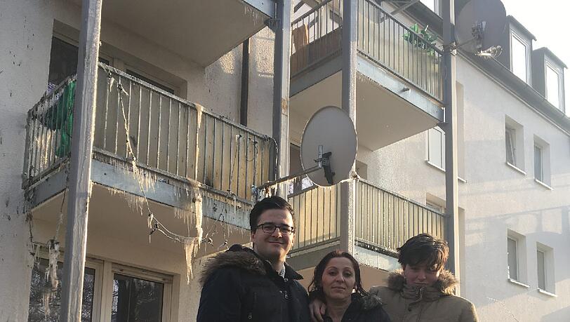 Dürfen nicht in ihre Wohnung: Morina F. mit Reshit und Adrial. Dürfen nicht in ihre Wohnung: Morina F. mit Reshit und Adrial.