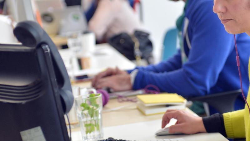 Kühle oder stark klimatisierte Büros können einer Studie zufolge nachteilig für die Leistung der Mitarbeiterinnen sein. Kühle oder stark klimatisierte Büros können einer Studie zufolge nachteilig für die Leistung der Mitarbeiterinnen sein.