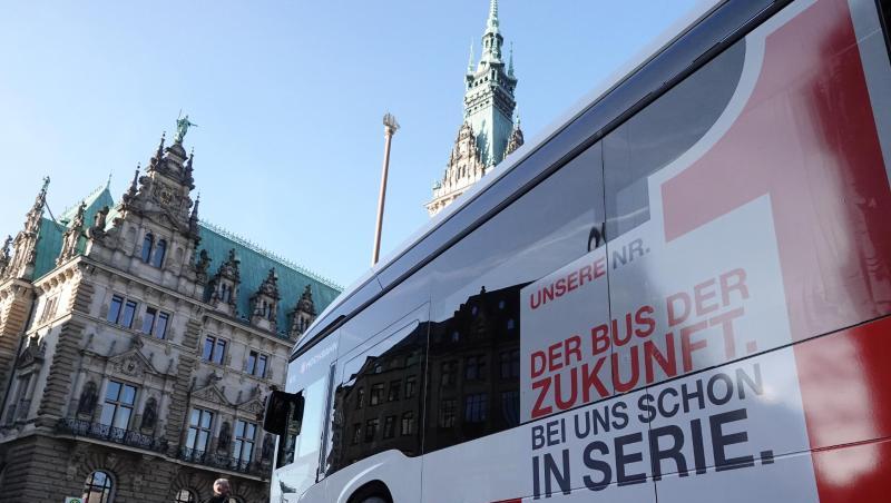 Die Hochbahn in Hamburg hat vor kurzem einen serienmäßigen vollelektrischen Stadtbus von Mercedes-Benz in den Liniendienst getsellt. Die Hochbahn in Hamburg hat vor kurzem einen serienmäßigen vollelektrischen Stadtbus von Mercedes-Benz in den Liniendienst getsellt.