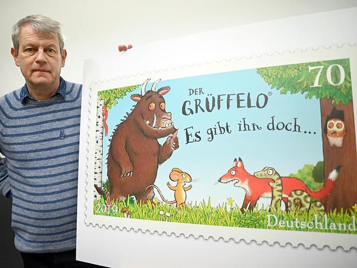 Illustrator Axel Scheffler präsentiert eine Sonderbriefmarke zum "Grüffelo".