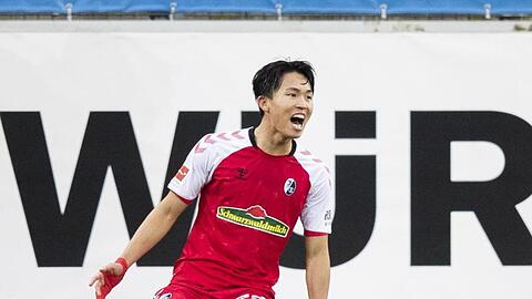Freiburgs Woo-yeong Jeong bejubelt sein Tor zum 2:1 gegen Stuttgart.