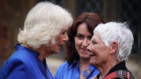 Königin Camilla (l.) begrüßt Judi Dench beim Literaturfestival.