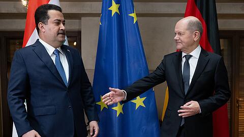Bundeskanzler Olaf Scholz (r, SPD) und Mohammed al-Sudani, Ministerpräsident der Republik Irak, kommen bei der Münchner Sicherheitskonferenz zu Gesprächen zusammen.