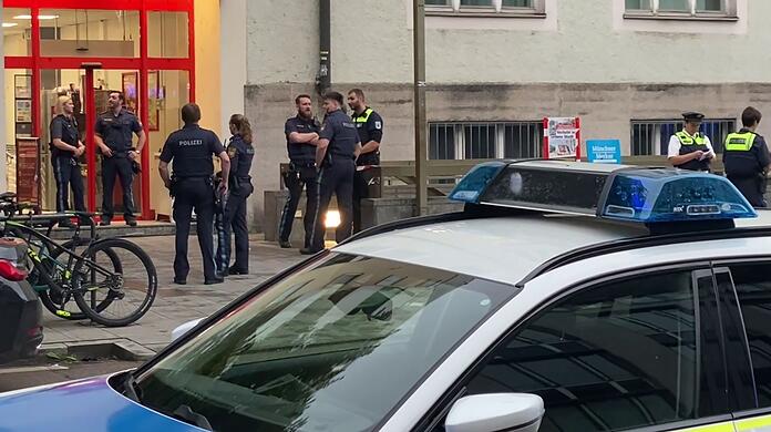 Im einem Supermarkt in München ist am Montagabend eine Frau von der Polizei erschossen worden.