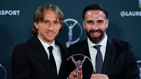 Luka Modric und Daniel Carvajal wurden mit Real Madrid "Mannschaft des Jahres" und zeigten sich mit dem Laureus World Sports Award.