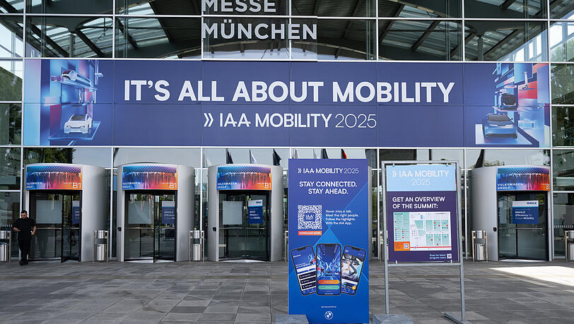 Ein Banner mit der Aufschrift "It's all about mobility – IAA Mobility" kurz vor Beginn der Internationalen Automobil-Ausstellung am Haupteingang der Messe München. Ein Banner mit der Aufschrift "It's all about mobility – IAA Mobility" kurz vor Beginn der Internationalen Automobil-Ausstellung am Haupteingang der Messe München.
