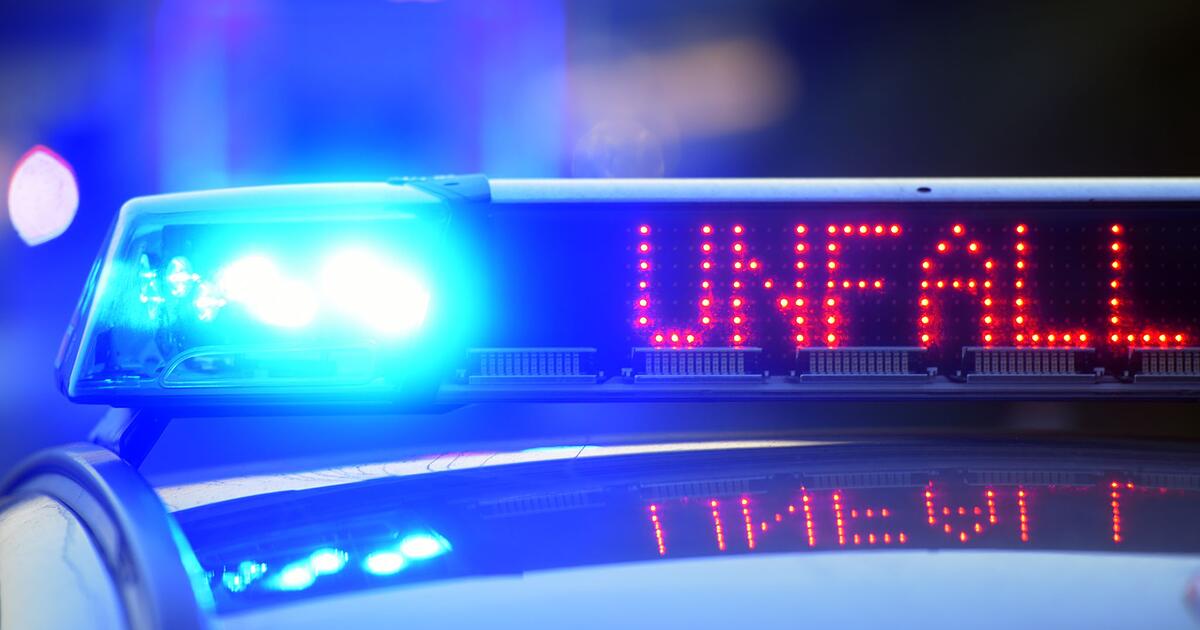 Unfall-mitten-in-M-nchen-Pkw-prallt-gegen-Tram-drei-Personen-im-Krankenhaus