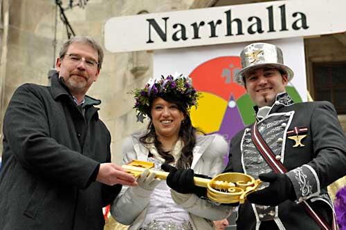 Die Narren regieren in München: Alexander Reissl (Fraktionsvorsitzender der SPD) überreicht den Stadtschlüssel an Edwin I. und Natascha II.