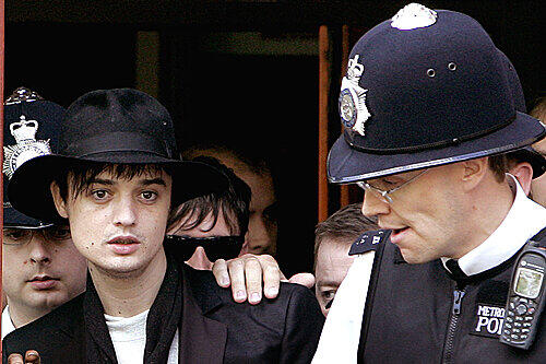 Pete Doherty ist nicht gerade ein Lämmchen, das weiß jeder. Aber die Richter waren großzügig. Doch jetzt sitzt der Sänger für 14 Wochen im Gefängnis, da er gegen Bewährungsauflagen verstoßen hat.