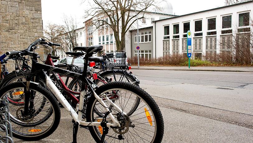 Alarm an einem oberbayerischen Gymnasium: Eine Jugendliche geht mit einem Messer auf Mitschüler los. Alarm an einem oberbayerischen Gymnasium: Eine Jugendliche geht mit einem Messer auf Mitschüler los.
