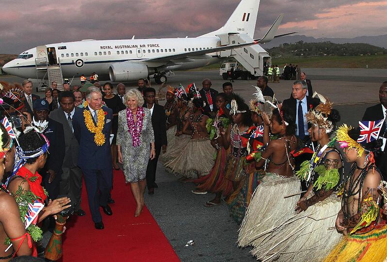 Zur Begrüßung von Charles und Camilla führen diese Menschen einen Tanz auf.