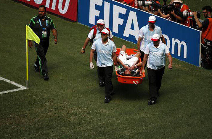 Beim 1:2 Achtelfinal-Aus Mexikos gegen die Niederlande brach sich Verteidiger Hector Moreno bei einem Zweikampf mit Arjen Robben das Schienbein.