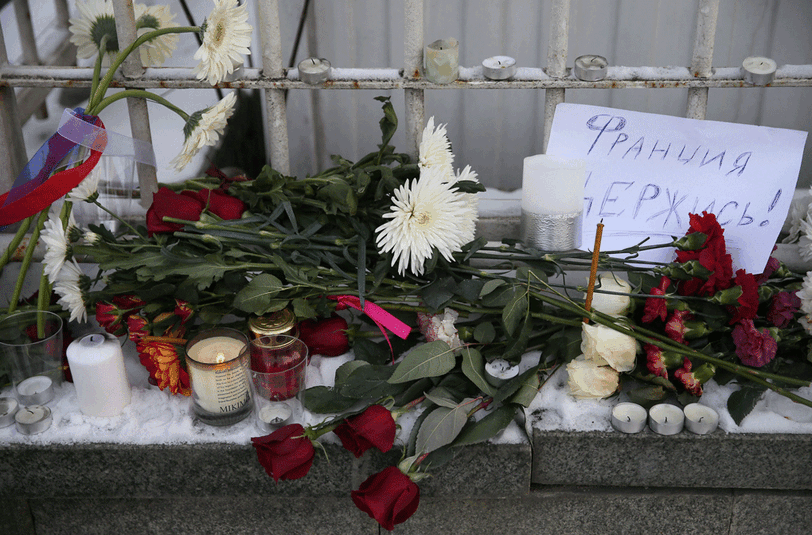 Blumen vor der französischen Botschaft in Moskau.