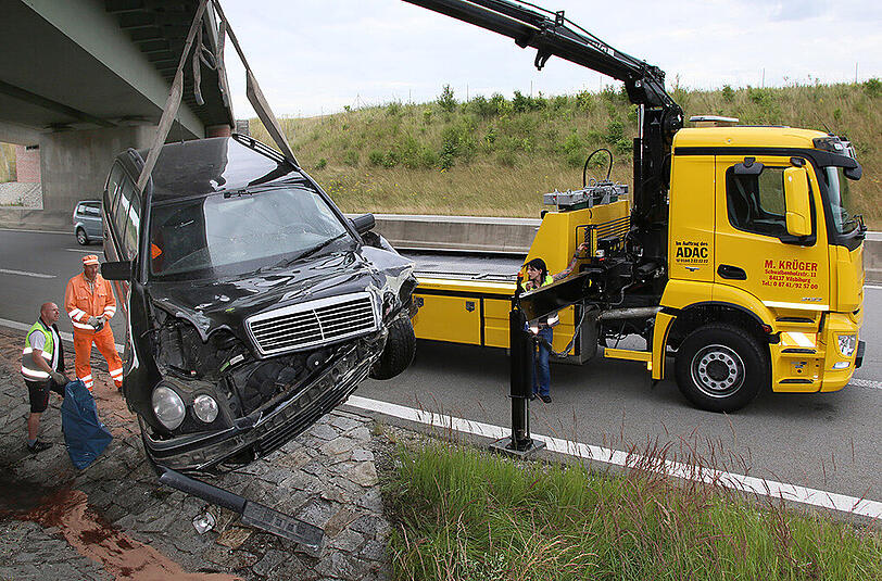 Der Mercedes-Fahrer fuhr auf der A94 mit überhöhter Geschwindigkeit in einen Fahrbahnteiler. Er wurde mit schweren Verletzungen in ein Krankenhaus gebracht.