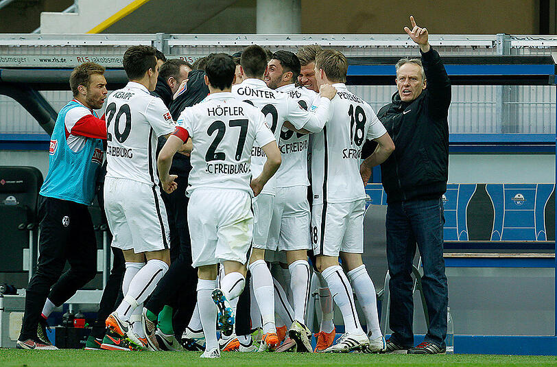 Freiburgs Spieler und Trainer Christian Streich (rechts) feiern das 1:0-Führungstor gegen den SC Paderborn.