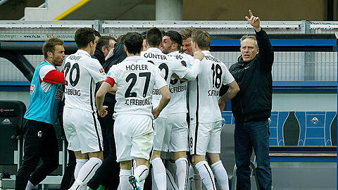 Freiburgs Spieler und Trainer Christian Streich (rechts) feiern das 1:0-Führungstor gegen den SC Paderborn.