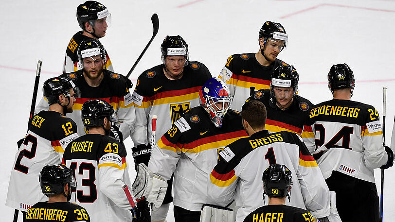 Deutschlands spieler stehen nach dem Spiel auf dem Eis.
