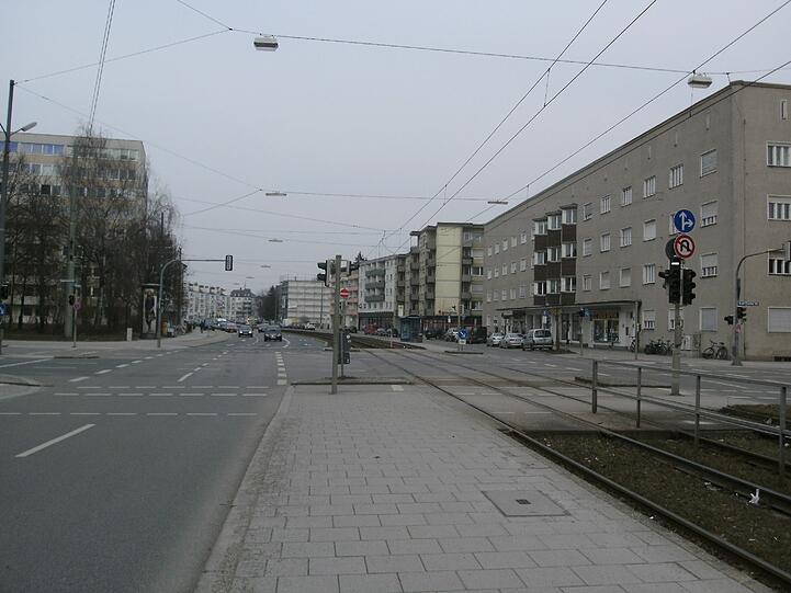 Schwabing: Nein, das ist keine Schwarzweiß-Aufnahme &ndash; an dieser Straßenkreuzung ist es wirklich so grau! AZ-Leserin Roxana Steubing regt an, das zu ändern.