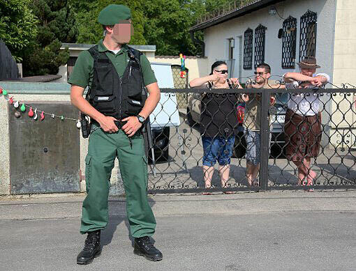 Die Polizei passt auf, dass alles mit, nun ja, rechten Dingen zugeht.