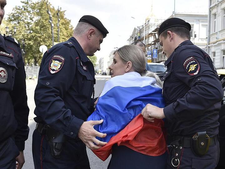 Polizeibeamte verhaften die Anwältin und Oppositionskandidatin Lyubov Sobo.