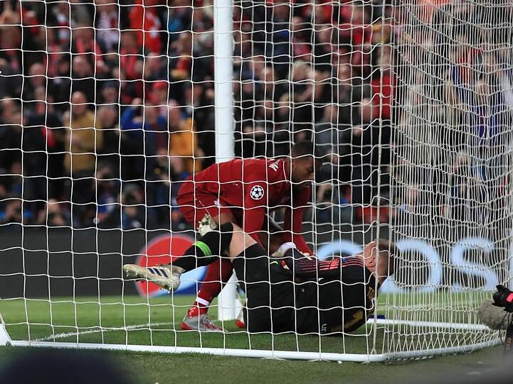 Georginio Wijnaldum (l) möchte nach seinem Treffer zum 2:0 schnell den Ball von Marc-André ter Stegen haben.