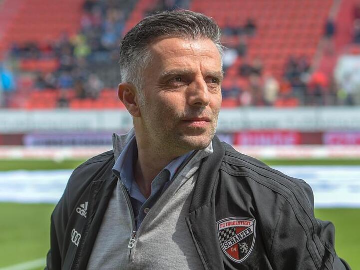 Trainer Tomas Oral von Ingolstadt steht vor dem Spiel im Stadion. Foto: Armin Weigel/Archivbild