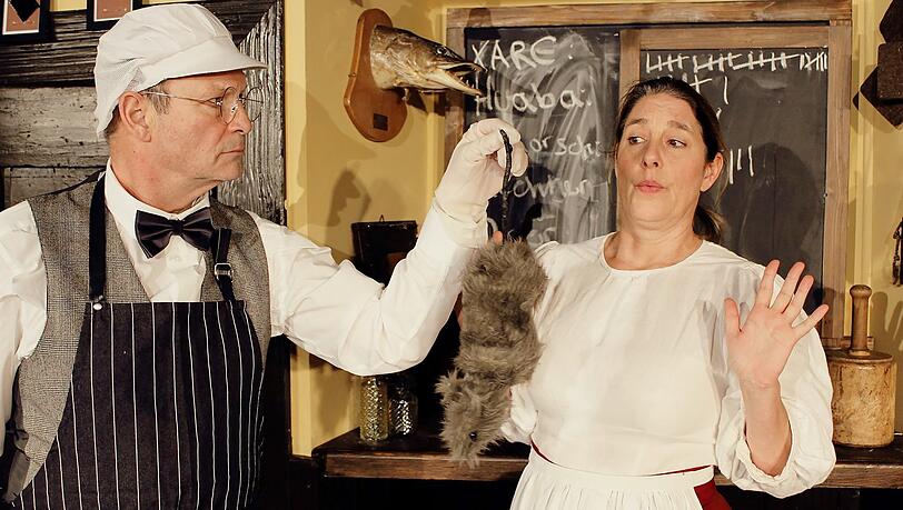 Das ist doch kein Ratz, sonder unser Dackel Wiggerl: Markus Neumaier alsHygiene-Inspektor mit Karriereambitionen und Claudia Mabell als bauernschlaue Wirtin in der &bdquo;Weiberwirtschaft&ldquo;.