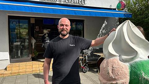 Epizentrum des Mangfallplatzes: Noah&rsquo;s Eiswelt. Sascha Hagl hat den Eisverkauf vor 20 Jahren mit seinem Bruder er&ouml;ffnet. Heute f&uuml;hrt sein Neffe Noah das Gesch&auml;ft. Letztes Jahr wurde das 19-j&auml;hrige Bestehen gefeiert, wie an den Fenstern zu erkennen ist.