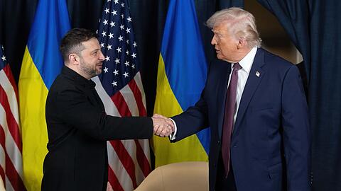 Der ukrainische Pr&auml;sident Wolodymyr Selenskyj (l.) hat f&uuml;r kommende Woche ein Treffen mit seinem US-Kollegen Donald Trump (r.) angek&uuml;ndigt. (Archivbild)