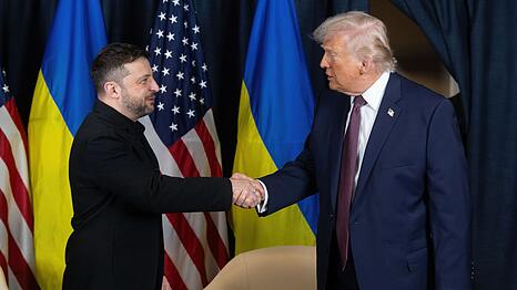 Der ukrainische Pr&auml;sident Wolodymyr Selenskyj (l.) hat f&uuml;r kommende Woche ein Treffen mit seinem US-Kollegen Donald Trump (r.) angek&uuml;ndigt. (Archivbild)