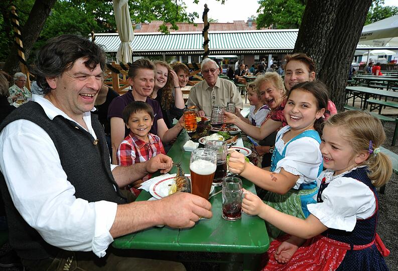 Gaudi an einem Tisch: Familie Adhikari genießt den gemeinsamen Ausflug zur Kugleralm.