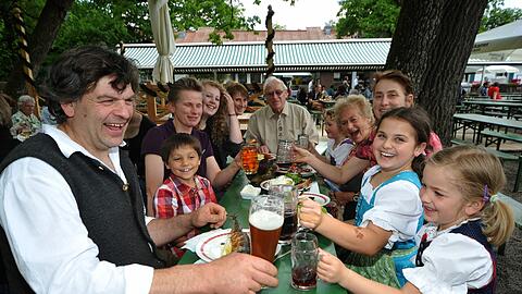 Gaudi an einem Tisch: Familie Adhikari genießt den gemeinsamen Ausflug zur Kugleralm.