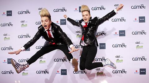 Die Frisur sitzt &ndash; die Stimmung auch: John und Edward Grimes alias Jedward kommen nach München.