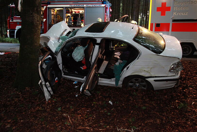 Bei einem schweren Verkehrsunfall sind am Sonntag vier Männer schwer verletzt worden. Die Unfallursache ist noch ungeklärt. Der Fahrer des BMW war von der Straße abgekommen und in eine Baumgruppe gerast - die Bilder des Unfalls.